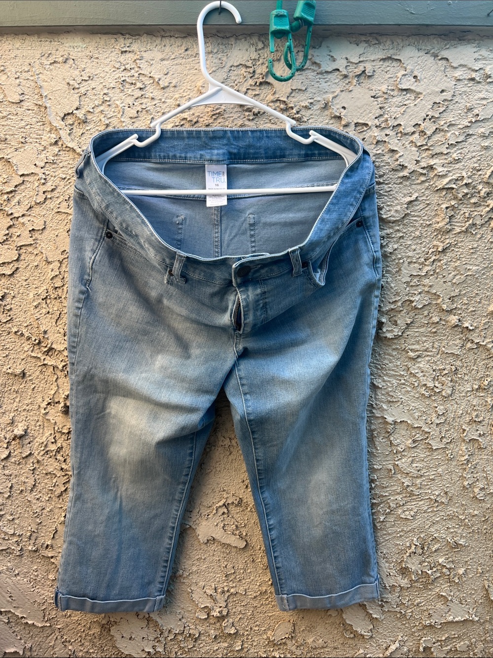 Time and Tru Light Blue Cropped Denim Capri Jeans